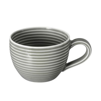 Tasse in Dunkelgrau. Darstellung: schräge Ansicht mit Henkel. Merkmale: runde Form mit feinen waagerechten Rillen.