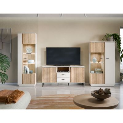 Stilvoll eingerichtetes Wohnzimmer mit Wohnwand bestehend aus TV-Lowboard und zwei Vitrinen in Kaschmir und Eiche mit dekorativer LED-Beleuchtung und Rillenfronten