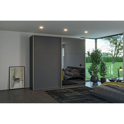 Schwebetürenschrank mit Schiebetüren in modernem Schlafzimmer mit Bett und Fensterfront