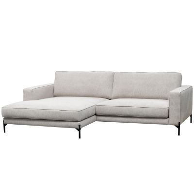 Beige Eckgarnitur mit ca. 190 x 300 cm Stellmaß, Ottomane links, zwei gepolsterten Rückenlehnen und schlanken schwarzen Metallfüßen.