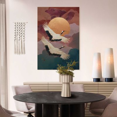 Das Wandbild „Migrating Cranes“ in Rot, 90 × 60 cm, hängt in einem eingerichteten Wohnraum und zeigt die Größenwirkung an der Wand.