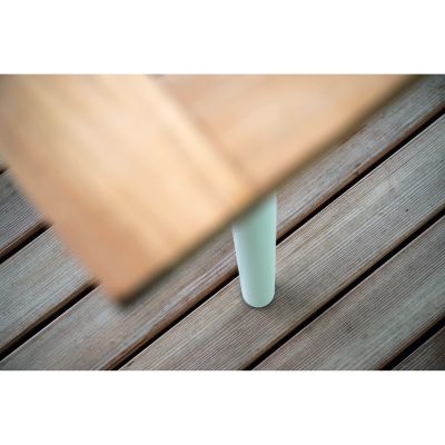 Schräge Detailansicht der Oberseite einer Holz Tischplatte mit angesetztem hellem Tischbein