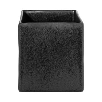 Freigestellt auf hellem Hintergrund: Übertopf der Serie Quadro, Farbe Schwarz matt.