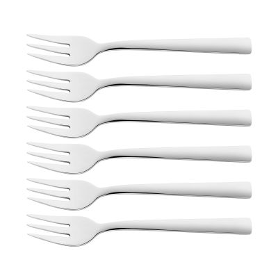 Mehrere Kuchengabeln aus Metall, Serie Dinner von ZWILLING, polierte Oberfläche, freigestellt auf weißem Hintergrund.