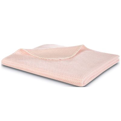 Zusammengelegte Babydecke Cotton rose in zartem Rosa mit hell eingefasster Kante auf weißem Hintergrund.