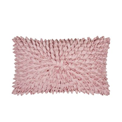Roséfarbene Kissenhülle Sentiment, 30 × 50 cm, mit dicht gesetzten dreidimensionalen Stoffelementen in Blütenoptik.