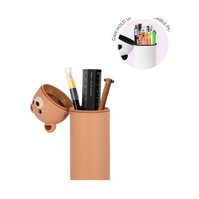 Braunes 2-in-1-Silikon-Federmäppchen im Teddybär-Design, teilweise geöffnet mit eingeblendeter Darstellung der verstellbaren Höhe gezeigt.