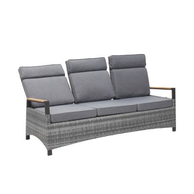 Gartensofa mit geflochtener Optik und drei Rückenpolstern in schräger Vorderansicht vor weißem Hintergrund