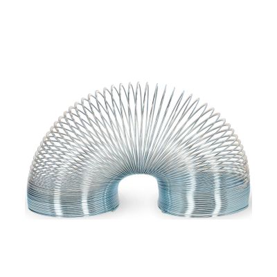 Silberfarbene Metallspirale, als Metallspirale in einem gleichmäßigen Bogen dargestellt.