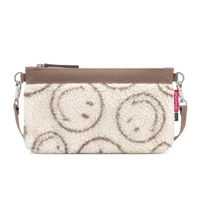 Kleine Umhängetasche von Reisenthel, Modell Mini Pouch, in Creme und Braun mit Smiley-Muster aus Teddyfleece, von hinten mit Schultergurt