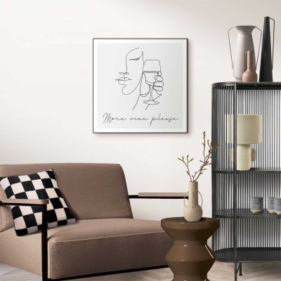 Das Wandbild „More Wine Please“ in Schwarz-Weiß, 50 × 50 cm, hängt in einem eingerichteten Wohnraum und zeigt die Größenwirkung an der Wand.