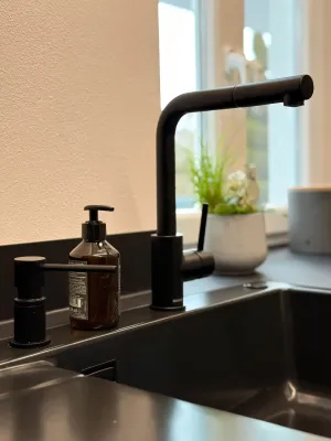 Detail Wasserhahn in Schwarz matt an der Küchenspüle