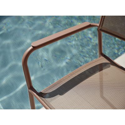 Nahaufnahme der Armlehne und Sitzfläche eines Gartenstuhls mit Textilbespannung