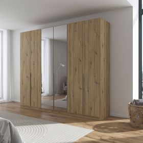 Kleiderschrank in Eiche Artisan mit Spiegeltüren in einem hellen Schlafzimmer mit Holzfußboden und moderner Einrichtung