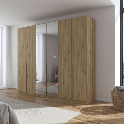 Kleiderschrank in Eiche Artisan mit Spiegeltüren in einem hellen Schlafzimmer mit Holzfußboden und moderner Einrichtung