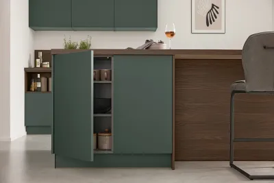 Geöffnete Geschirrschränke in Kücheninsel einer Interliving Küche mit graugrünen Fronten und dunkler Holzoptik
