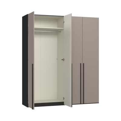 Viertüriger Kleiderschrank mit rechts geöffneter Tür und sichtbarem Innenraum mit Stauraumaufteilung