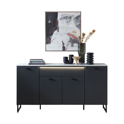 Modernes Sideboard in Anthrazit mit Marmoroptik, LED-Beleuchtung und dekorativen Wohnaccessoires auf der Abdeckplatte.