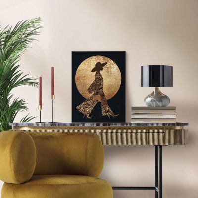 Das Wandbild „Walking Lady“ in Gold, 30 × 40 cm, hängt in einem eingerichteten Wohnraum und zeigt die Größenwirkung an der Wand.