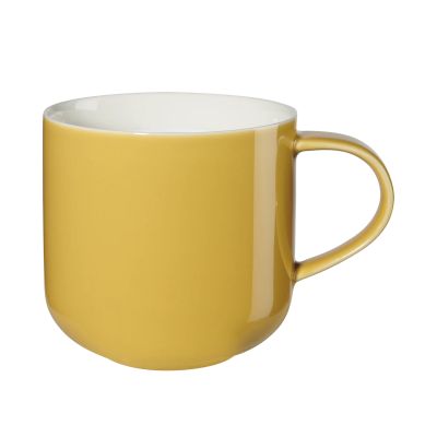 Henkelbecher der Serie Coppa, Farbe Gelb, freigestellt auf hellem Hintergrund.
