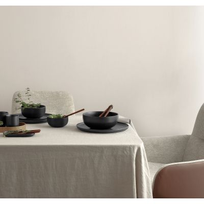 Buddha Bowl der Serie Coppa, Farbe Schwarz matt in einer gedeckten Tischszene mit weiterem Geschirr.