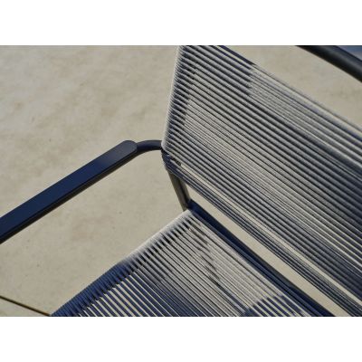 Detailansicht des Übergangs zwischen Armlehne und Rückenlehne eines Gartenstuhls