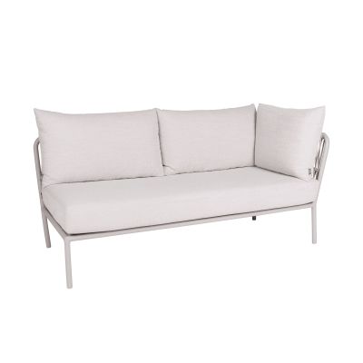 Ein hellgraues Loungesofa mit drei Rückenkissen und schmalem Metallgestell, vor weißem Hintergrund fotografiert.