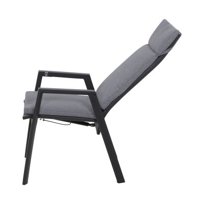 Stuhl mit grauer Polsterung, seitlich aufgenommen, Rückenlehne nach hinten geneigt.