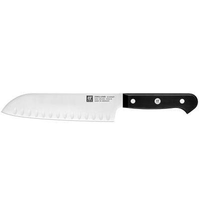 Santokumesser mit breiter Klinge und Kullen, Serie Gourmet von ZWILLING, Klingenlänge 180 mm, freigestellt auf weißem Hintergrund.