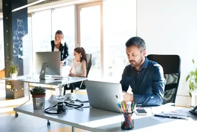 Modernes und freundliches Team im Büro während der Ausbildung zum Büromanagement bei Möbel Gruber