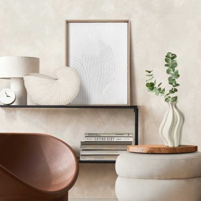 Das Wandbild „Arches“ in Weiß, 30 × 40 cm, hängt in einem eingerichteten Wohnraum und zeigt die Größenwirkung an der Wand.
