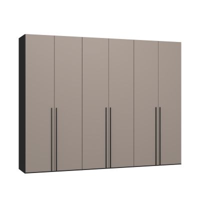 Mehrtüriger Kleiderschrank mit glatten Fronten und langen Griffleisten in Frontalansicht