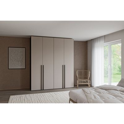 Viertüriger Kleiderschrank mit geschlossenen Türen in einem Schlafzimmer neben einem Bett und einem Fenster