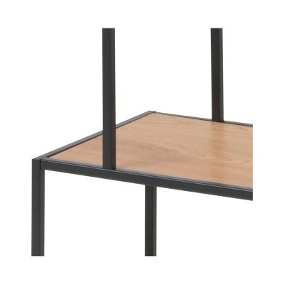 Detailaufnahme des zweiten Ablagefachs des Regals mit Wildeiche-Oberfläche, aus schräger Perspektive aufgenommen