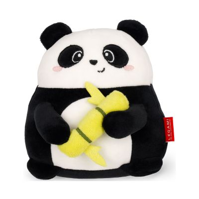 Panda-Plüschtier mit Banane, frontal auf weißem Hintergrund dargestellt.
