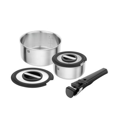 Mehrere Töpfe und Deckel des Kochtopfsets, Serie Unlock von ZWILLING, freigestellt auf weißem Hintergrund.
