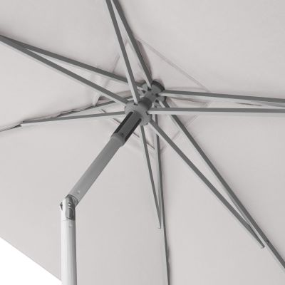 Nahaufnahme des weißen Masts mit verstellbarem Gelenk unter dem hellgrauen Schirm, zeigt die Neigefunktion des Sonnenschirms.
