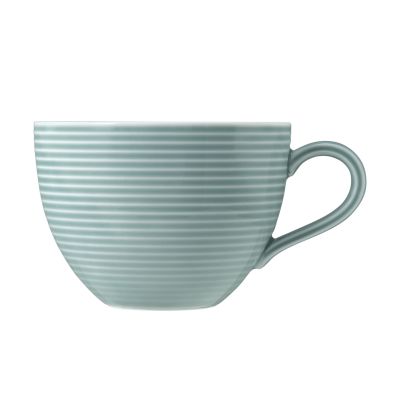 Tasse in Blaugrau; Ansicht der zweiten Seite. Sichtbare Gestaltung: bauchig mit waagerechter Rillenstruktur und Henkel.