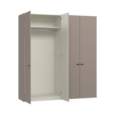 Kleiderschrank mit geöffneter Drehtür und sichtbarer Innenaufteilung