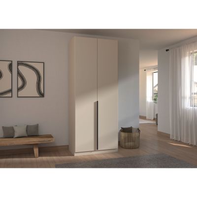 Moderner 2-türiger Kleiderschrank in Champagner mit langem Griff in stilvoll eingerichteter Wohnumgebung mit Holzfußboden und heller Wand