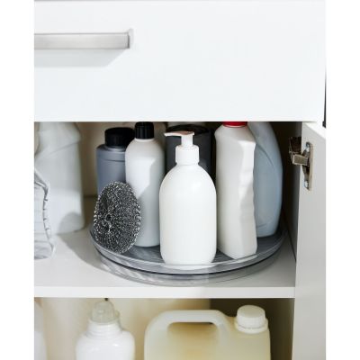 Transparenter Drehteller mit Flaschen und Behältern in einem Küchenschrank