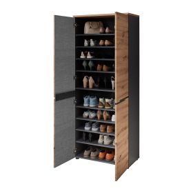 Hoher Schrank in Holzoptik mit geöffneten Türen, innen mit mehreren Einlegeböden, bestückt mit Schuhen und einer Tasche.