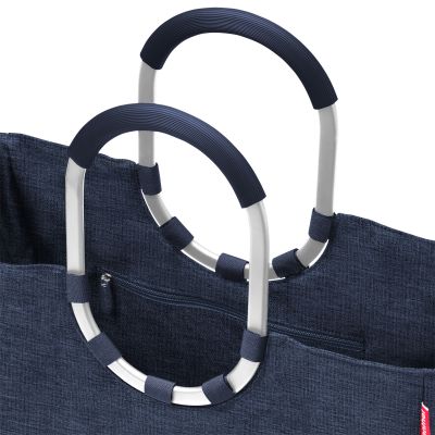 Detailaufnahme der ovalen Tragegriffe und Innentasche einer blauen Reisenthel Tasche