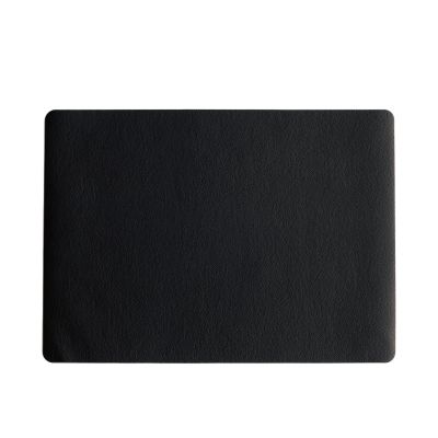 Tischset der Serie Leather Optic, Farbe Schwarz matt; rechteckig ausgelegt, Oberflächenstruktur sichtbar.
