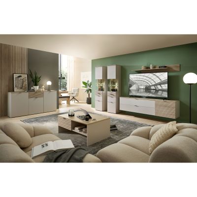 Großzügiger Wohnraum mit Couchtisch aus hellem Holz, Sofa und einer modernen Wohnwand; im Hintergrund beleuchtete Vitrinen und Wandboard, verschiedene Deko-Elemente sichtbar.