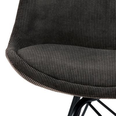Frontal aufgenommene Nahaufnahme der anthraziten Sitzfläche des Esszimmerstuhls