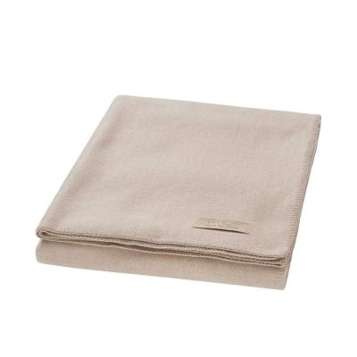 Decke Proflax Fleece in Sand, 160 × 200 cm, sauber gefaltet mit sichtbarer Ziernaht am Rand und kleinem Textillabel.