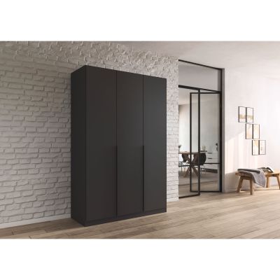 Grau-Metallicer 3-türiger Kleiderschrank mit Griffleisten in moderner Wohnumgebung mit Holzfußboden und heller Wand