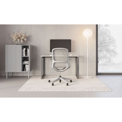 Hellgrauer Drehstuhl Airi von hinten an einem Schreibtisch in einer hellen Büroszene mit Teppich, Schrank und Fenster.