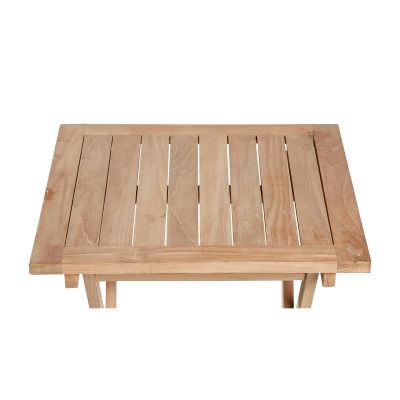 Draufsicht auf die Tischplatte eines Holztischs mit Lattenstruktur